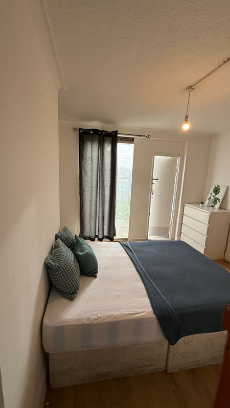 Spacious Double Room Close Staples Corner