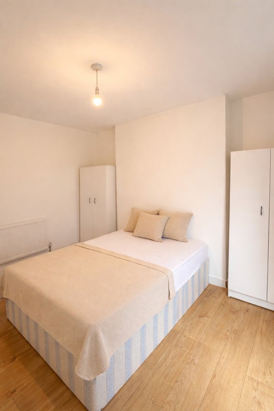 Lovely room in CRICKLEWOOD