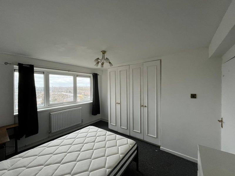 3 Rooms in a 3-bed flat in Queen's Park