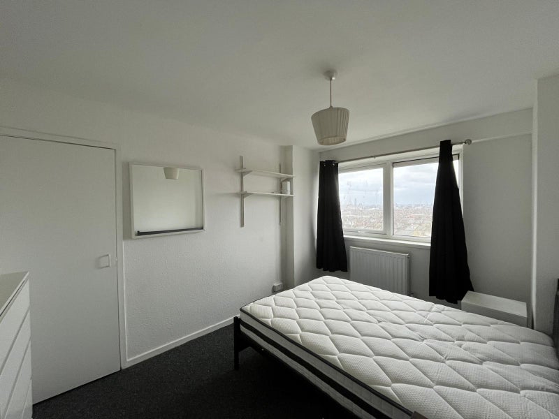 3 Rooms in a 3-bed flat in Queen's Park