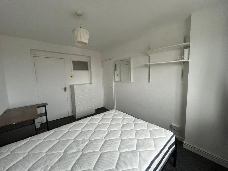 3 Rooms in a 3-bed flat in Queen's Park