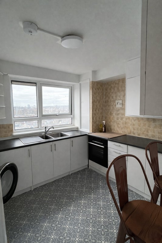 3 Rooms in a 3-bed flat in Queen's Park