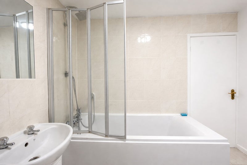 3 Rooms in a 3-bed flat in Queen's Park