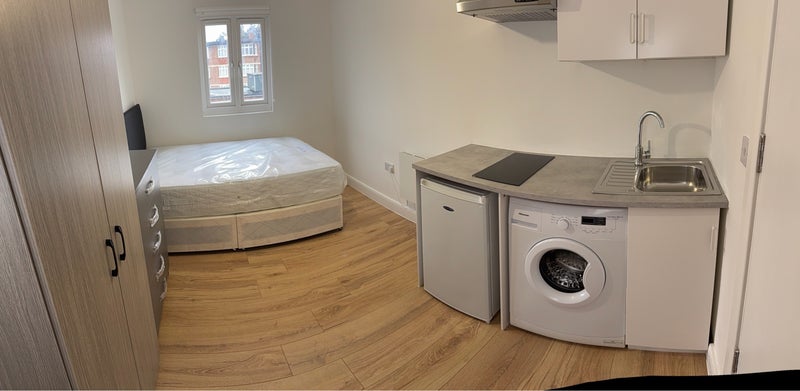 Studio flat in Cann Hall