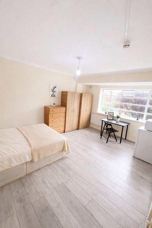 Spacious Double Room close to Gladstone Park