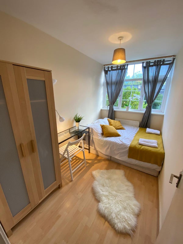 Newly Refurbished 2 Double Rooms- Bromley North