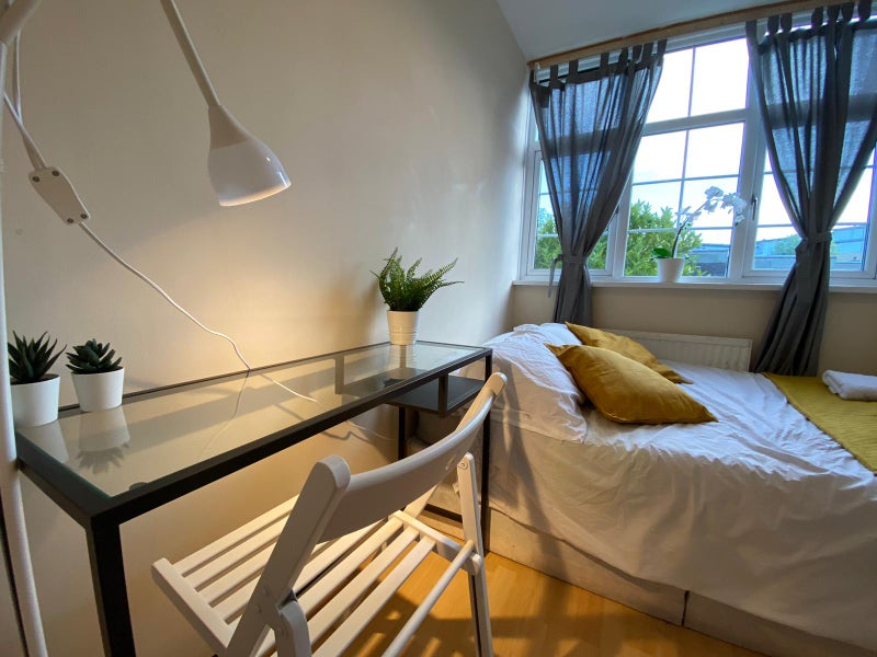 Newly Refurbished 2 Double Rooms- Bromley North