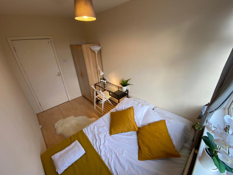 Newly Refurbished 2 Double Rooms- Bromley North