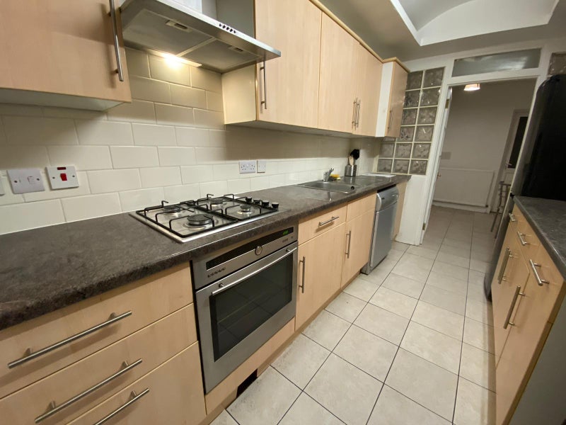 Newly Refurbished 2 Double Rooms- Bromley North