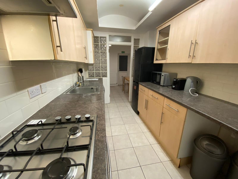 Newly Refurbished 2 Double Rooms- Bromley North