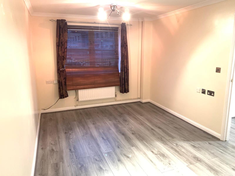 Beautiful 4 Bedroom House Located In E14