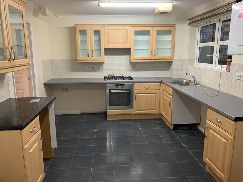 Beautiful 4 Bedroom House Located In E14