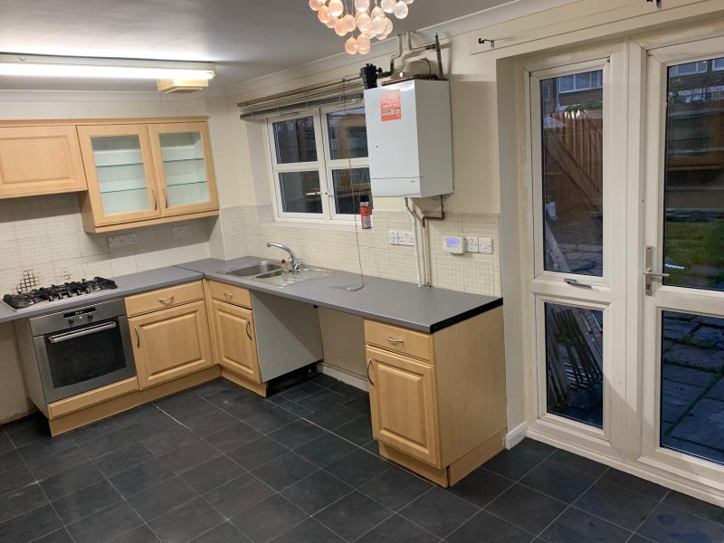 Beautiful 4 Bedroom House Located In E14