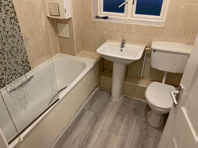 Beautiful 4 Bedroom House Located In E14