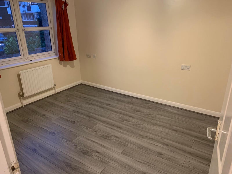 Beautiful 4 Bedroom House Located In E14