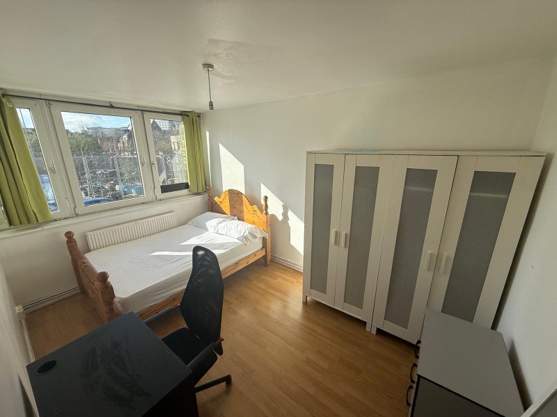 Spacious 3 Bedrooms Located Around Canary Wharf