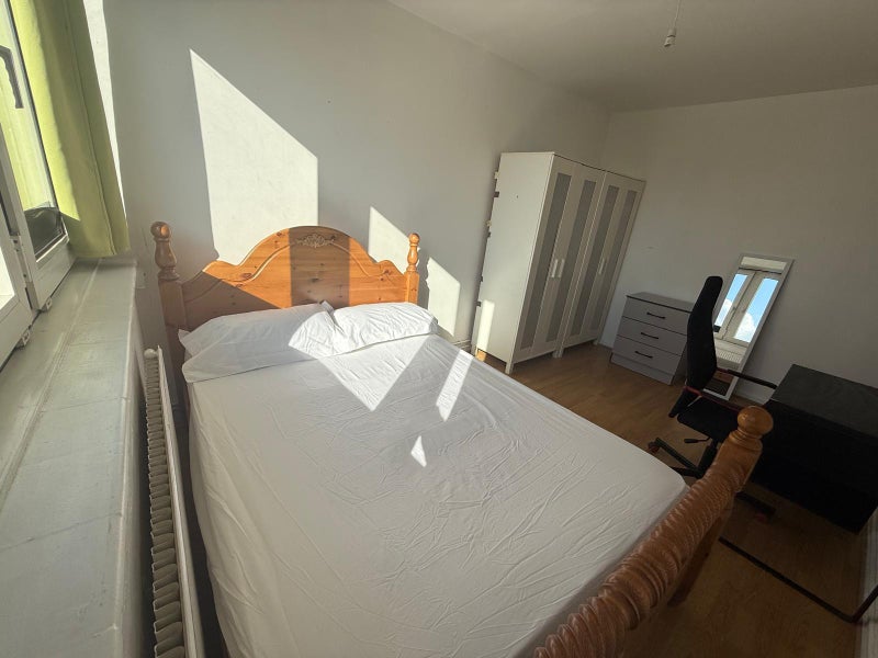 Spacious 3 Bedrooms Located Around Canary Wharf