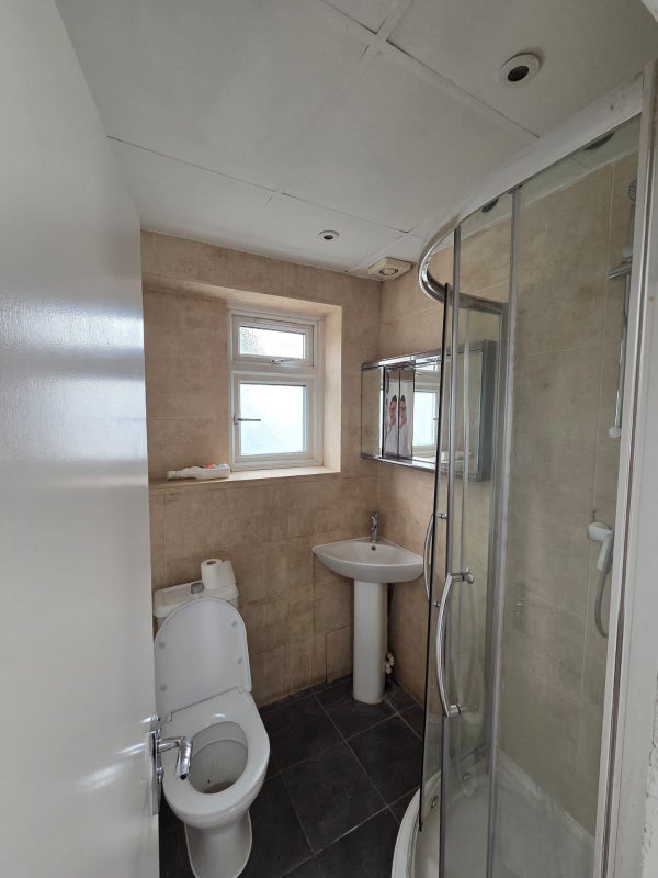 ☘️Newly Refurnished 6 Bedroom- 1 Room Available