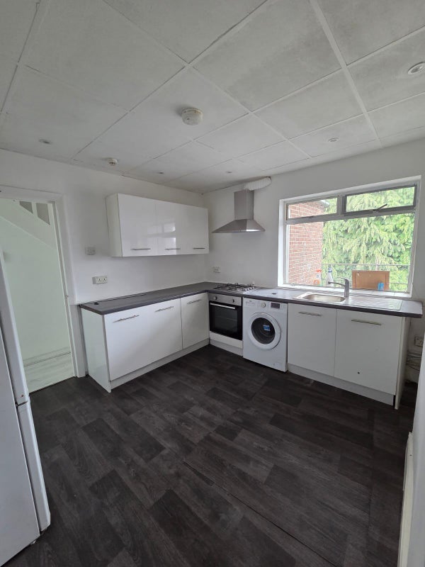 ☘️Newly Refurnished 6 Bedroom- 1 Room Available