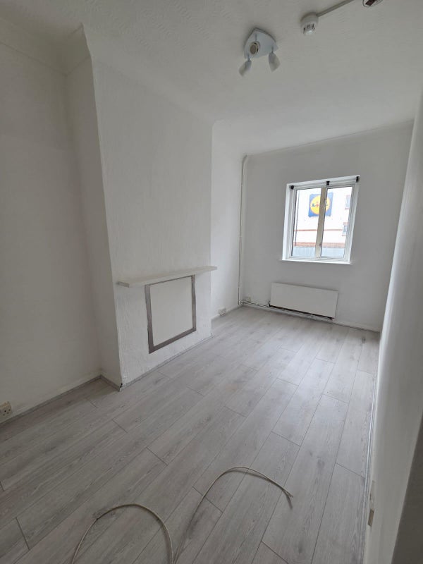 ☘️Newly Refurnished 6 Bedroom- 1 Room Available