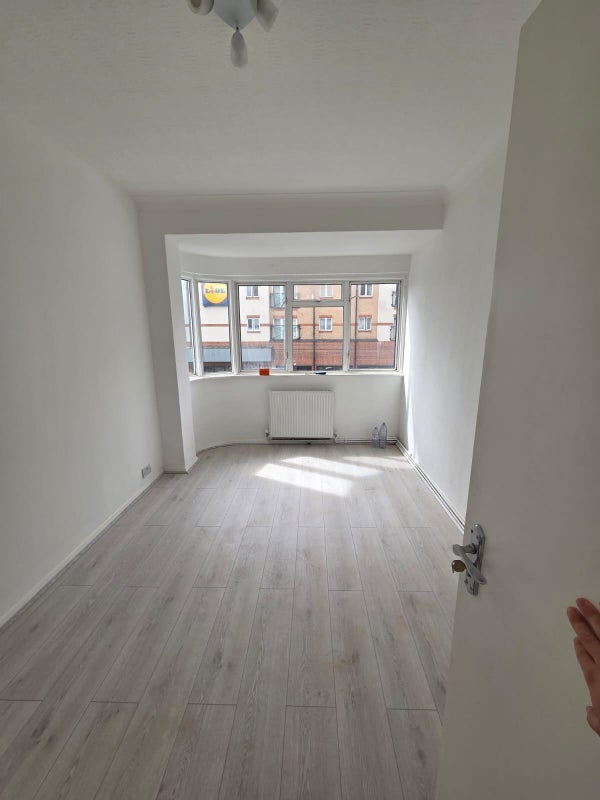 ☘️Newly Refurnished 6 Bedroom- 1 Room Available