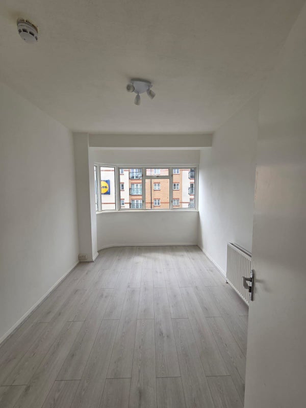 ☘️Newly Refurnished 6 Bedroom- 1 Room Available