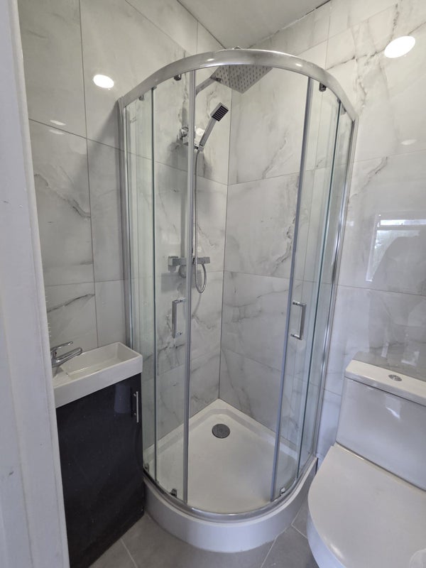 ☘️Newly Refurnished 6 Bedroom- 1 Room Available