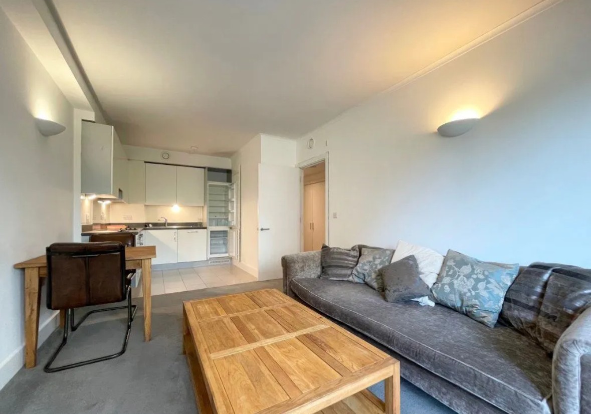 DOUBLE BEDROOM WITH A PRIVATE BATHROOM FOR RENT
