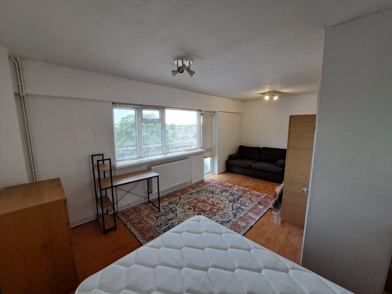 Spacious Master Room – Finchley Road