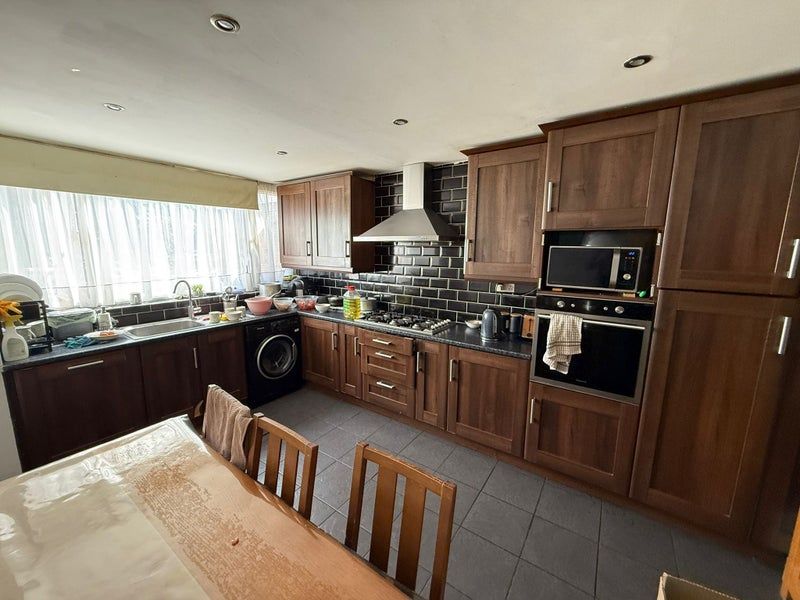 Double room available in Oval