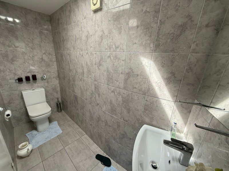 Double room available in Oval