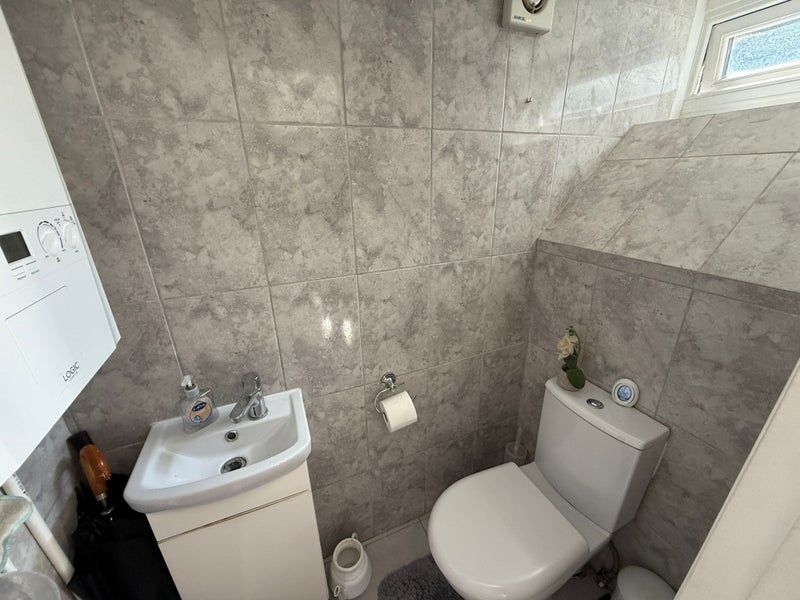 Double room available in Oval