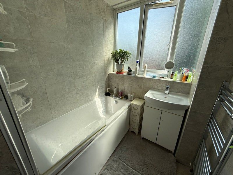 Double room available in Oval