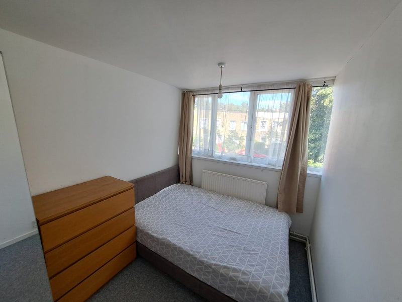 Double room available in Oval