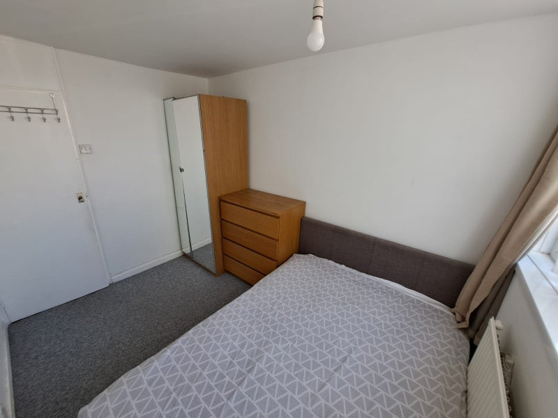Double room available in Oval