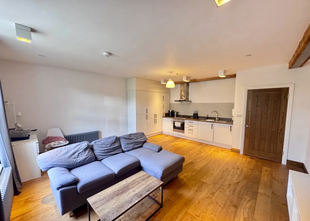SPACIOUS ONE BEDROOM FLAT 