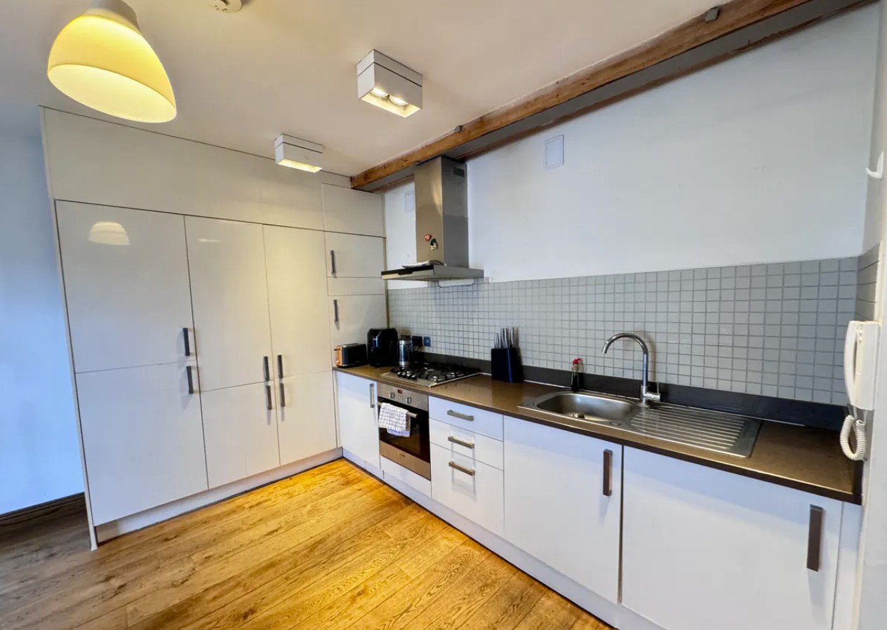 SPACIOUS ONE BEDROOM FLAT 