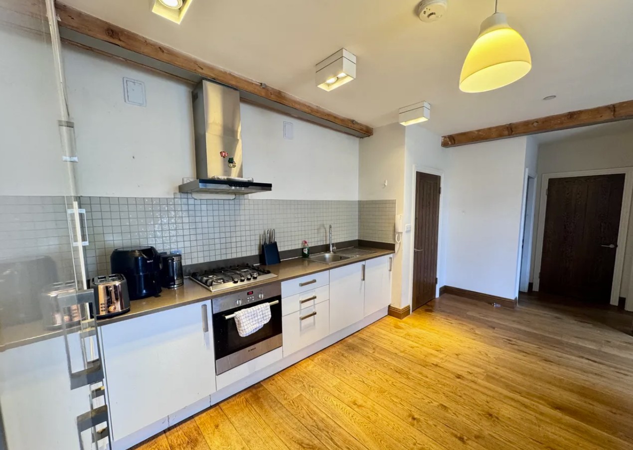 SPACIOUS ONE BEDROOM FLAT 