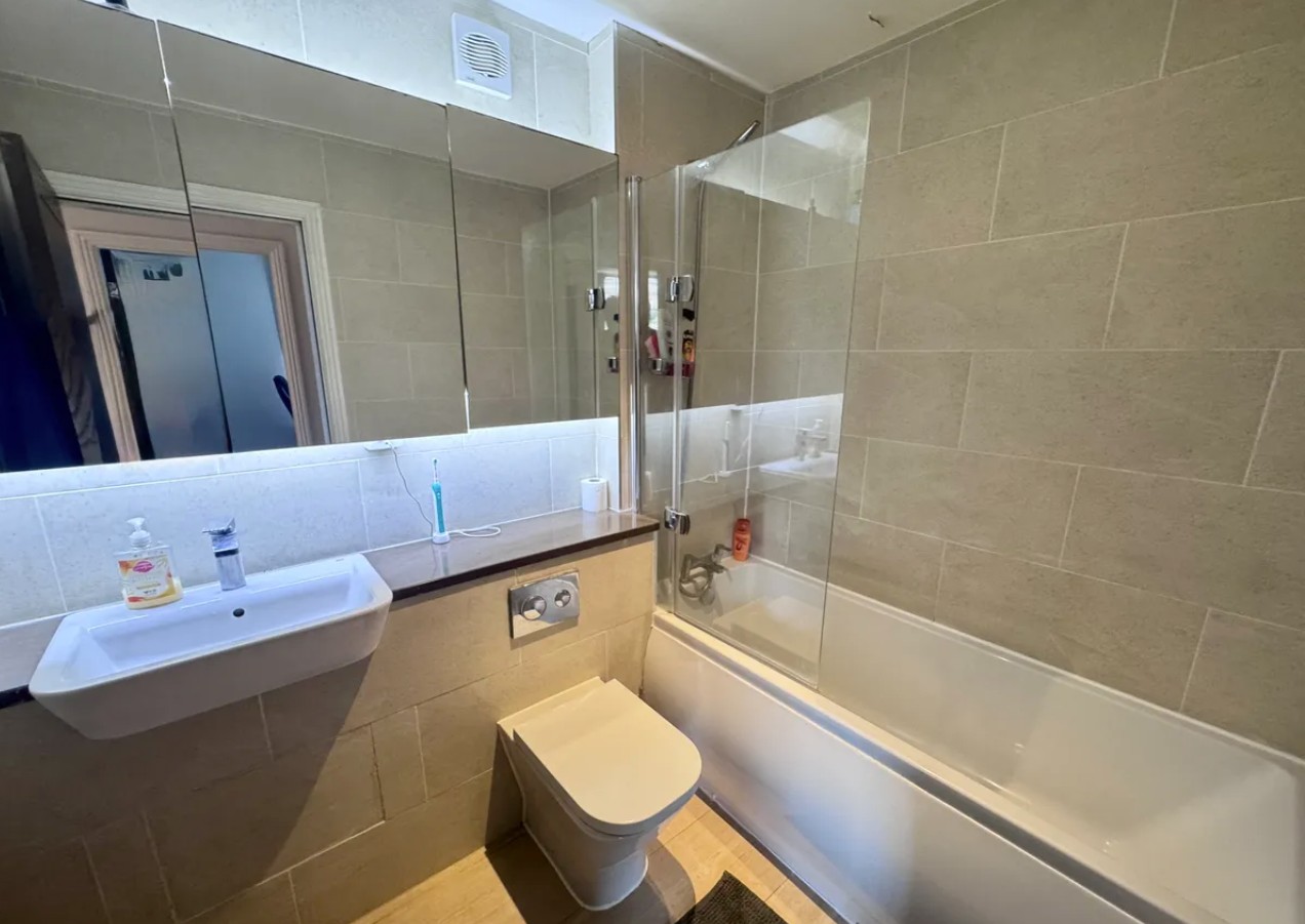 SPACIOUS ONE BEDROOM FLAT 