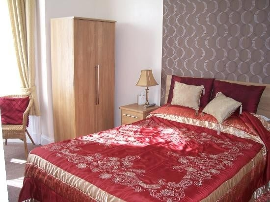 1 DOUBLE ROOM FOR RENT IN E16 CANNING TOWN. FEMALES ONLY.