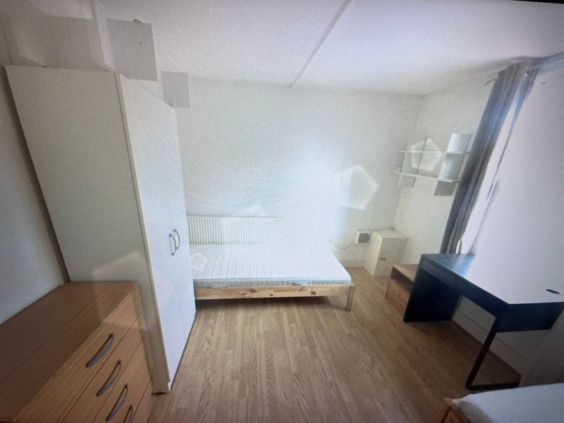 Spacious Double Rooms – All Bills Included 