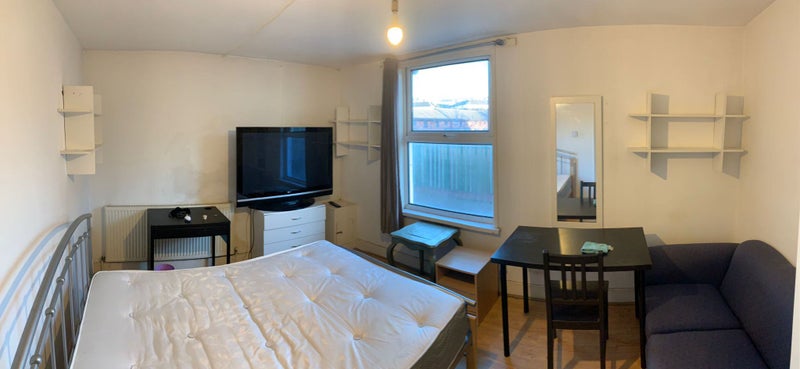 Double Room Available in SE16