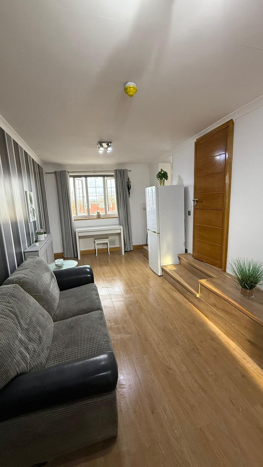 FANTASTIC ONE BEDROOM FLAT READY TO MOVE IN