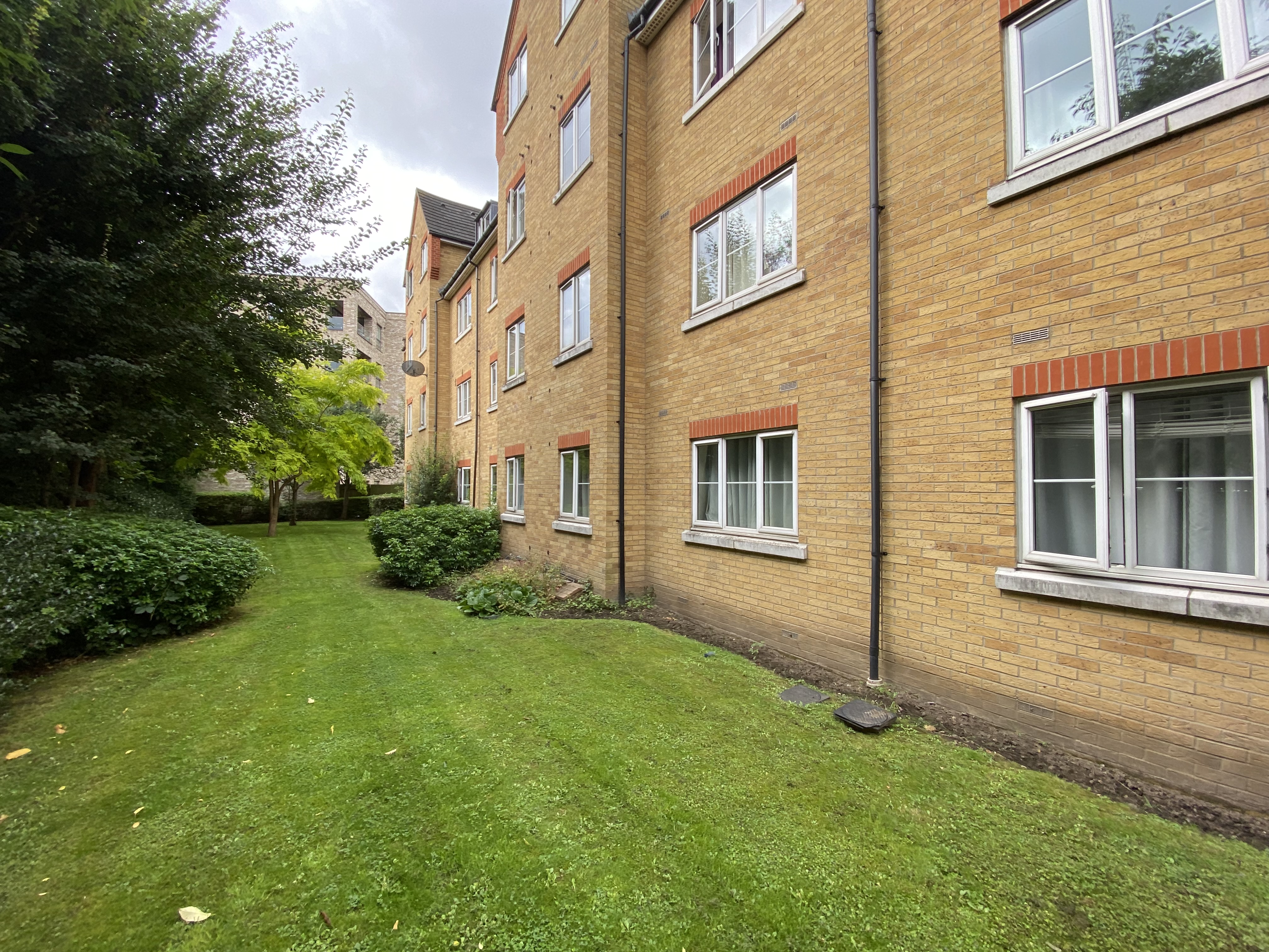 Single female seeking similar to share a 2 bed 2 bath flat