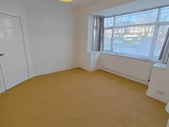 5 bedroom semi-detached house to rent
