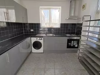 5 bedroom semi-detached house to rent