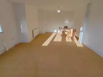 5 bedroom semi-detached house to rent