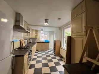 4 bedroom house to rent in Brewster Gardens