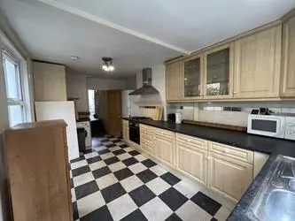 4 bedroom house to rent in Brewster Gardens