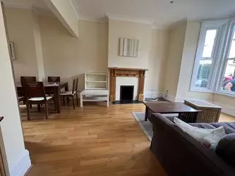 4 bedroom house to rent in Brewster Gardens